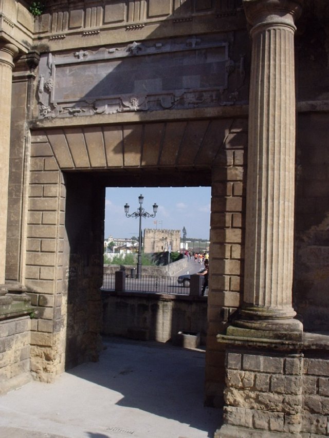 P5220141 Uitzicht op Torre de la Calahorra door de brug poort- Cordoba